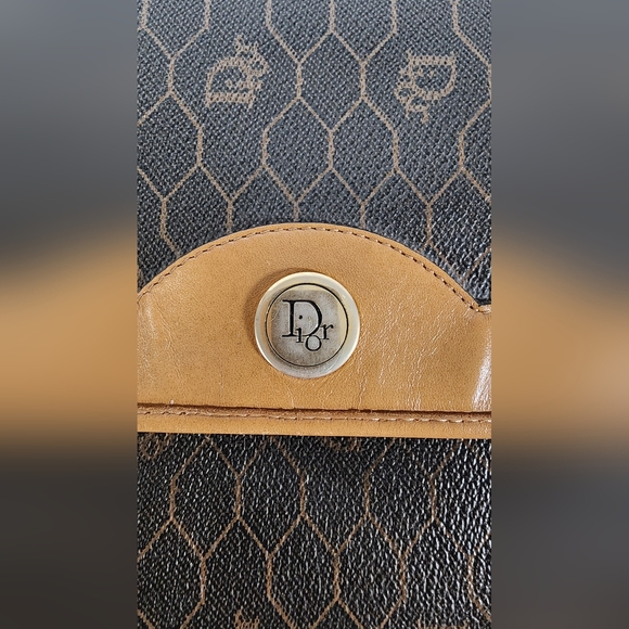 Christian Dior Honeycomb shoulder. The snap button have to press hard to snap - Picture 7 of 16